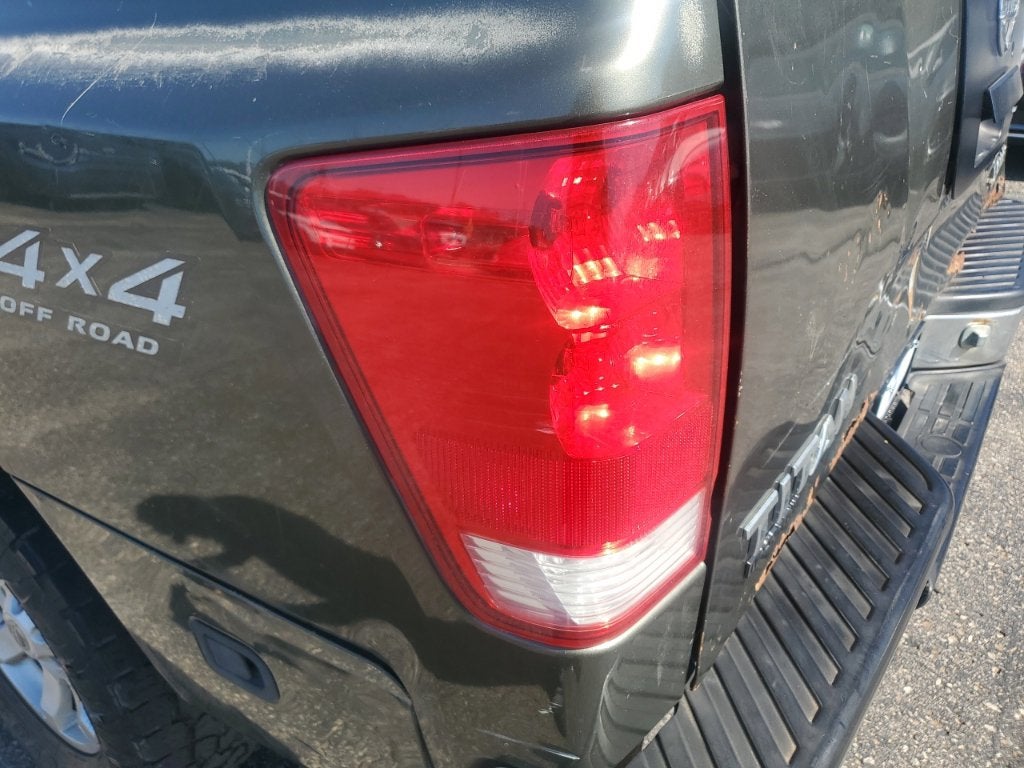 2004 Nissan Titan LE